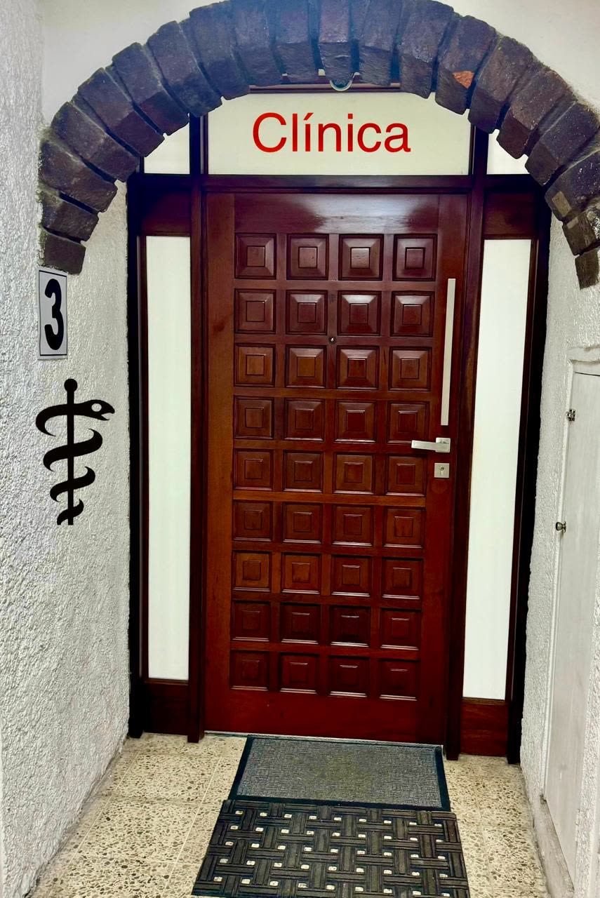 Puerta de la clínica 3, consultorio del Dr. Óscar Amador, especialista en endocrinología y enfermedades metabólicas.