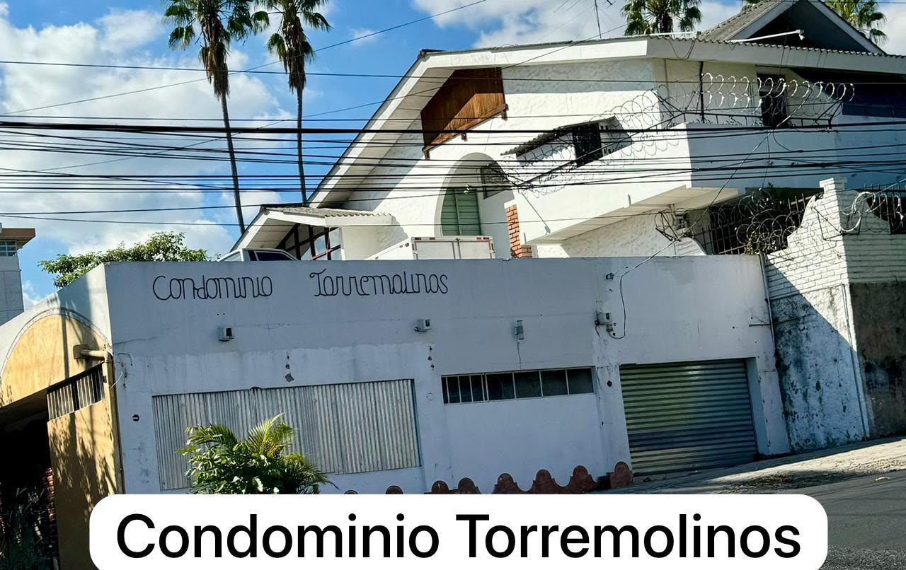 Fachada del Condominio Torremolinos, donde se ubica la clínica del Dr. Óscar Amador, endocrinólogo en San Salvador.