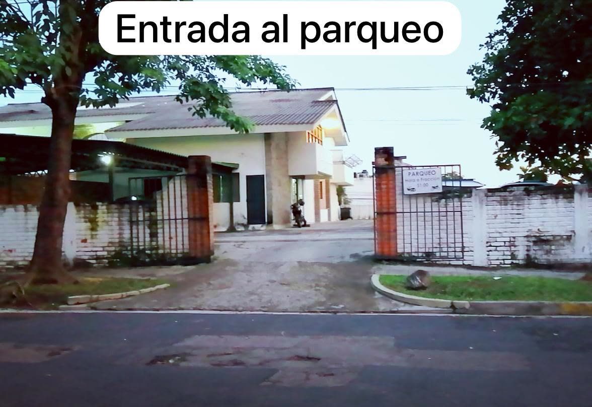 Entrada al parqueo del edificio donde atiende el Dr. Óscar Amador, especialista en endocrinología en San Salvador.