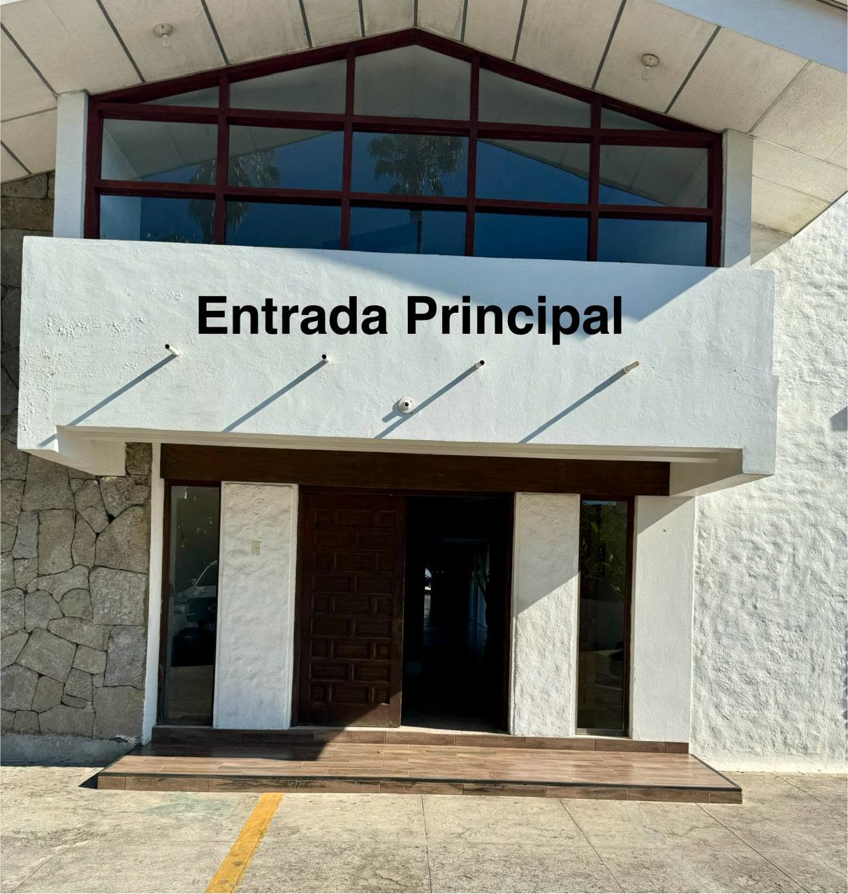 Entrada principal del edificio de la clínica del Dr. Óscar Amador en San Salvador.